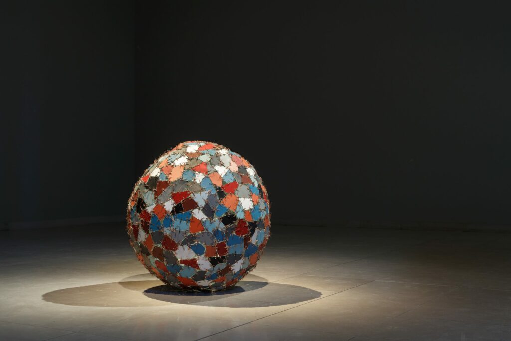 Kader Attia, Chaos + Repair = Universe, 2014 © VG Bild-Kunst, Bonn 2016, Courtesy of Kader Attia and Galeria Continua, Photo: MMK Museum für Moderne Kunst / Axel Schneider