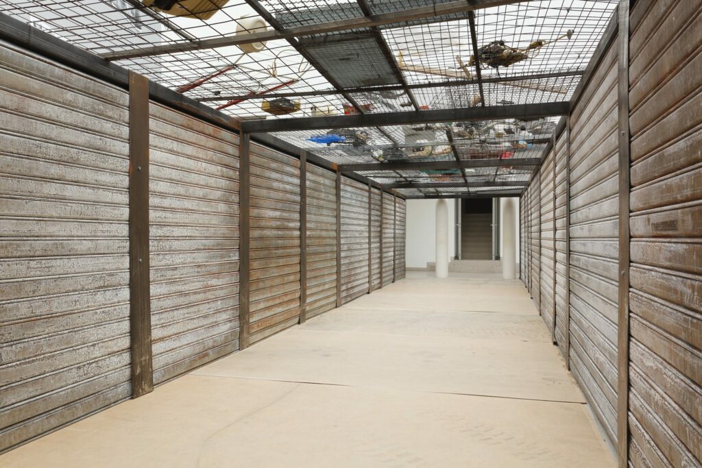 Kader Attia, Los de Arriba y Los de Abajo, 2015 © VG Bild-Kunst, Bonn 2016, Courtesy of Kader Attia, Lehman Maupin and Galerie Nagel Draxler, Photo: MMK Museum für Moderne Kunst / Axel Schneider